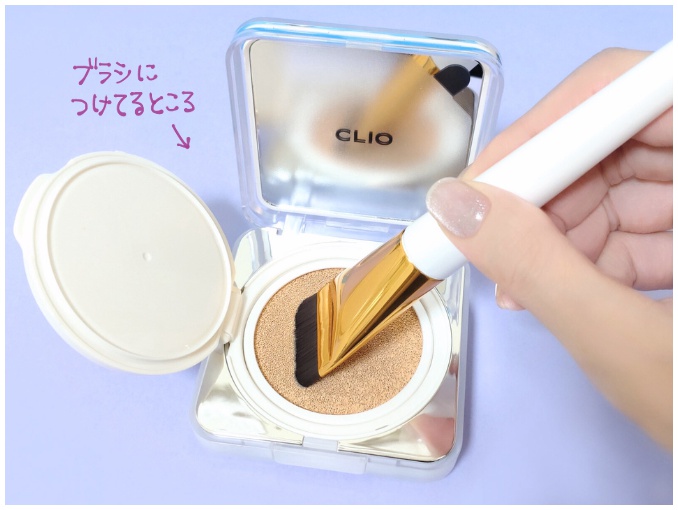 docolor「ファンデーションメイクブラシ」平筆タイプ：クリオのクッションファンデをつけてるところ