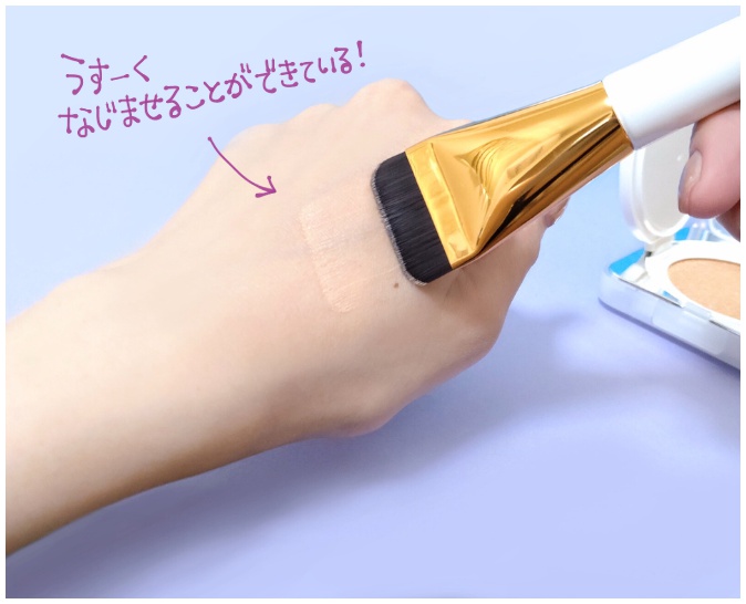 docolor「ファンデーションメイクブラシ」平筆タイプ：クリオのクッションファンデを薄くなじませているところ