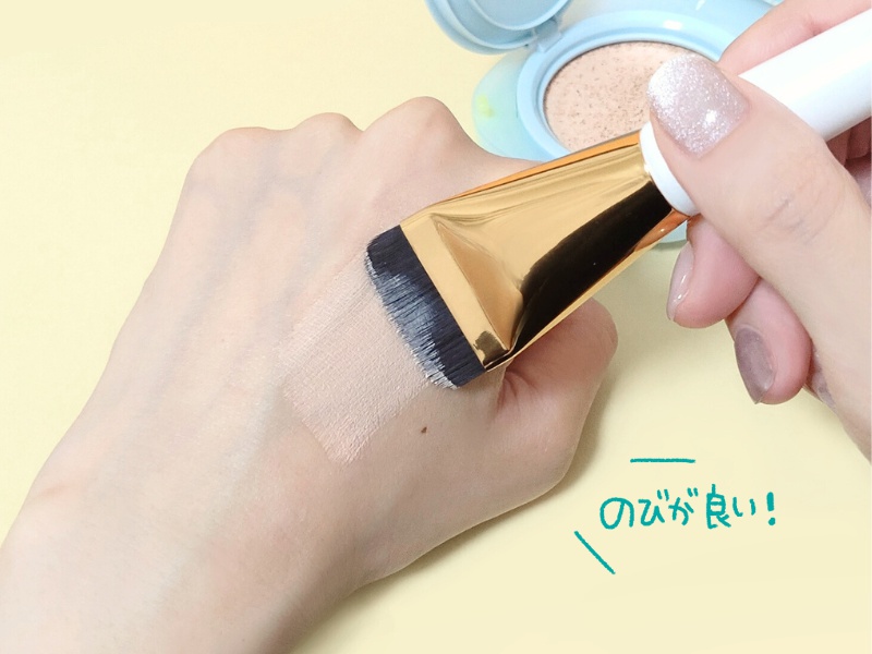 ラネージュ クッションファンデ「ネオクッション ミュイ」：ブラシでのばしているところ