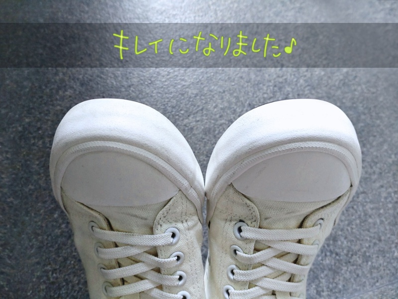 100均 キャンドゥ「スニーカー洗浄 ブラシタイプ:白スニーカー両方キレイになりました